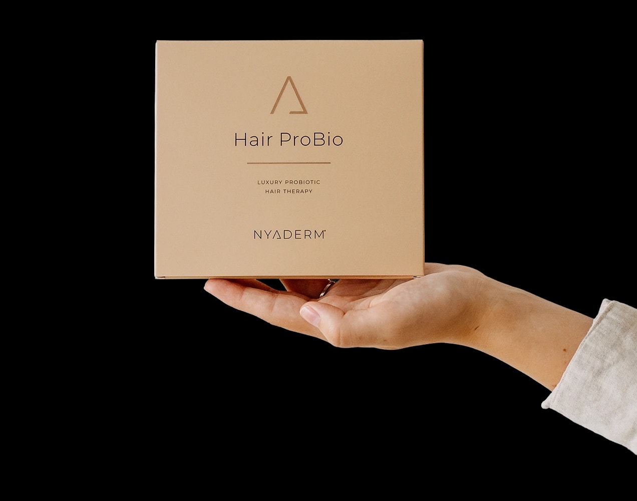 Ruka držící balení Hair ProBio od NYADERM