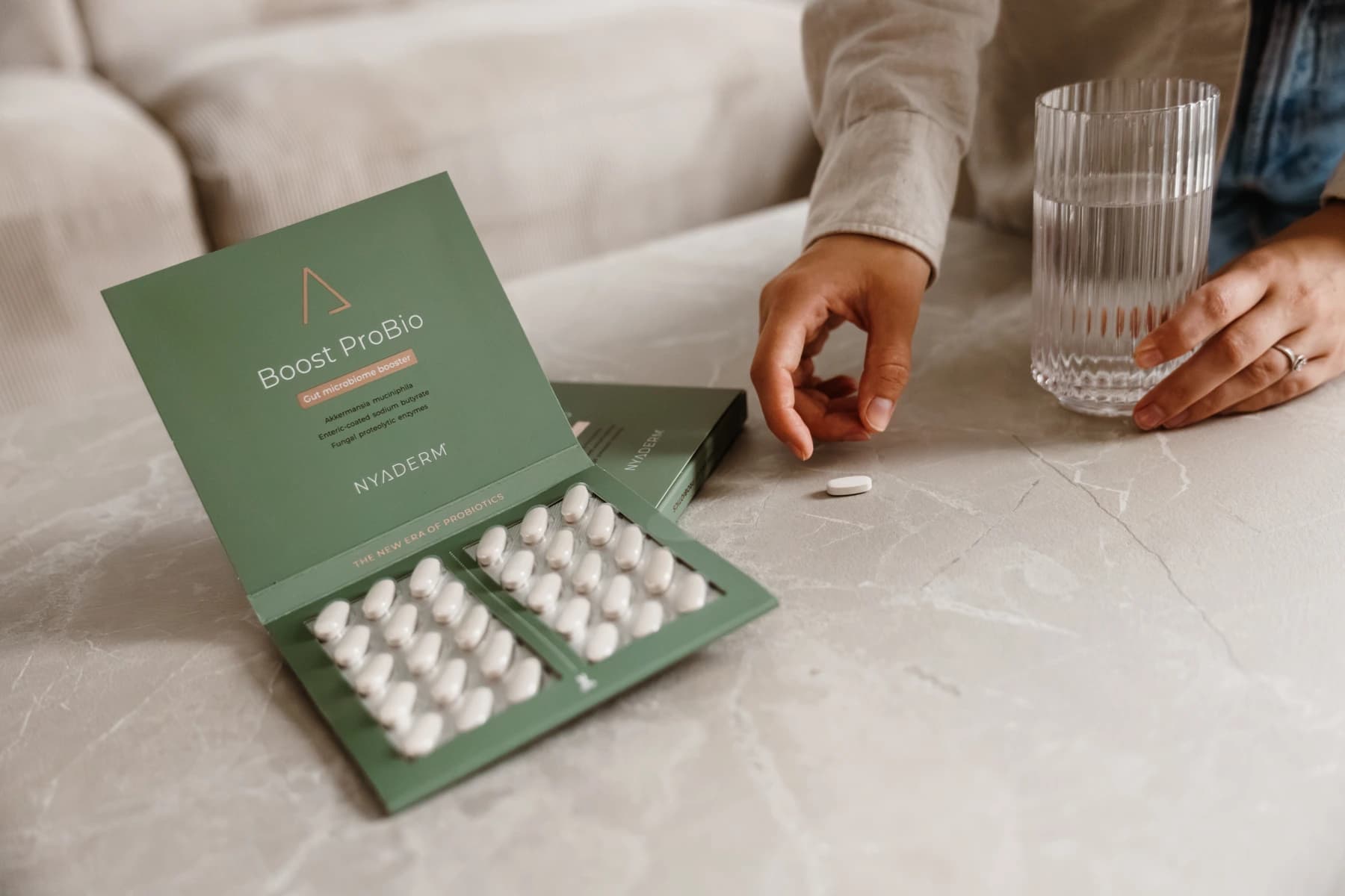 Boost ProBio – otevřené balení s tabletami a sklenice vody